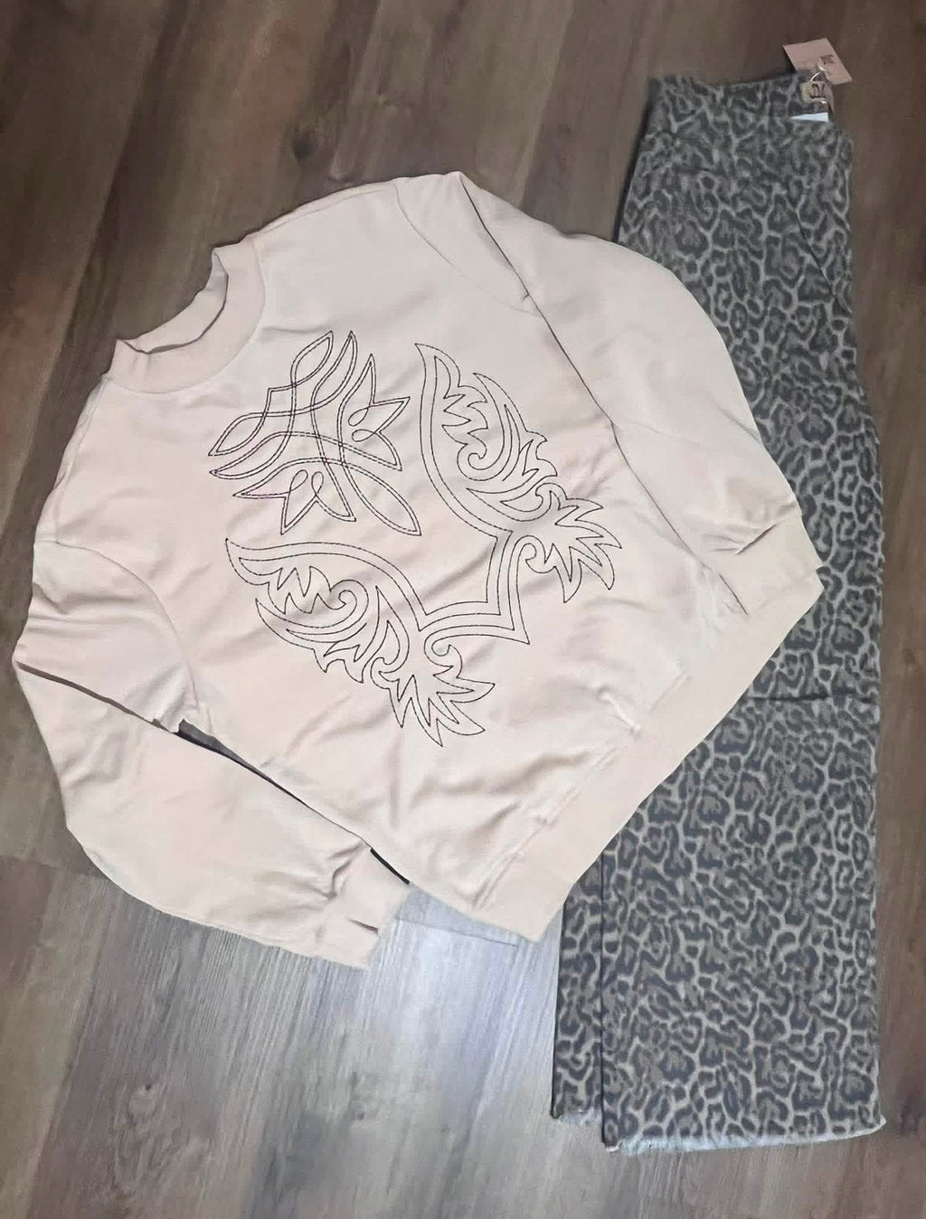 Western Pattern Embroidery Round Neck Pullover Long Sleeve
