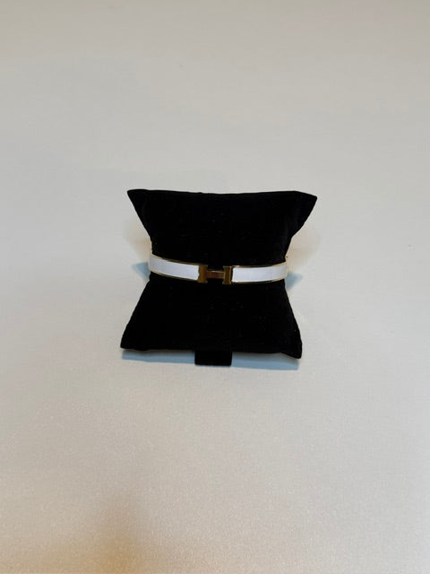 H clasp bracelet white
